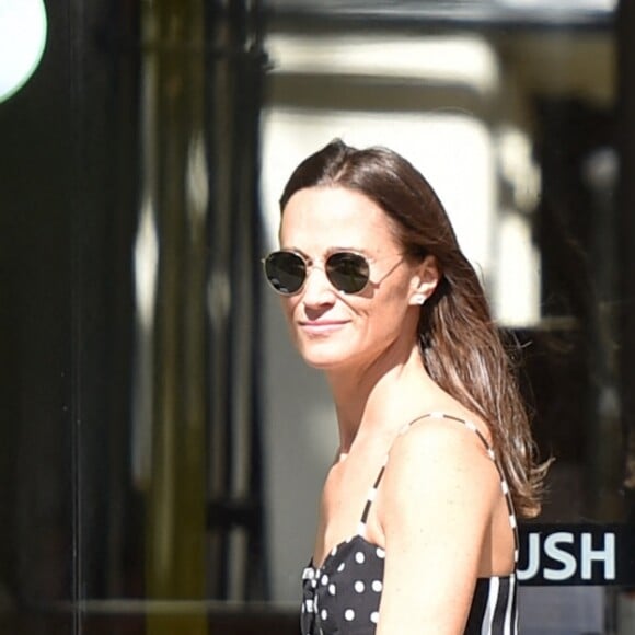 Pippa Middleton dans le quartier de Chelsea avec son fils Arthur, 10 mois. Le 22 août 2019.