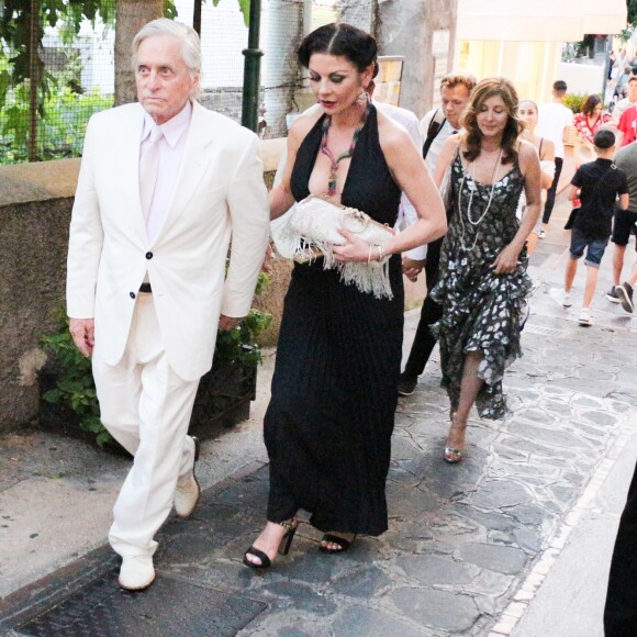 Michael Douglas et sa femme Catherine Zeta Jones (qui porte une robe noire très décolletée) arrivent à l'anniversaire de Lawrence Sheldon Strulovitch à Capri, le 20 juillet 2019.