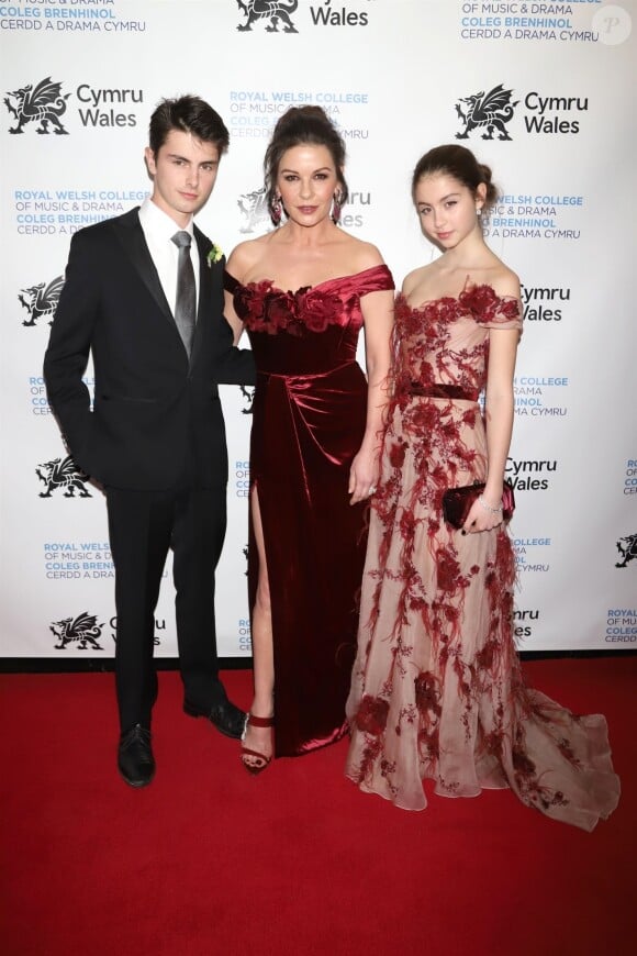 Catherine Zeta Jones avec ses enfants Dylan Michael Douglas et Carys Zeta Douglas - le 1er mars 2019