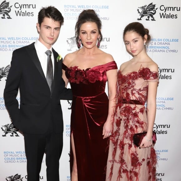 Catherine Zeta Jones avec ses enfants Dylan Michael Douglas et Carys Zeta Douglas - le 1er mars 2019