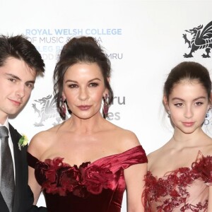 Catherine Zeta Jones avec ses enfants Dylan Michael Douglas et Carys Zeta Douglas - le 1er mars 2019