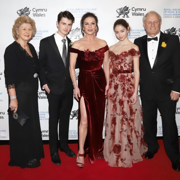 Patricia Jones (mère de C.Zeta-Jones) , Dylan Michael Douglas avec sa mère Catherine Zeta Jones et sa soeur Carys Zeta Douglas, David Jones (père de C.Zeta-Jones) - Catherine Zeta-Jones reçoit son diplôme du Royal Welsh College of Music and Drama à New York, le 1er mars 2019