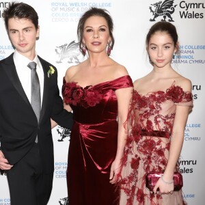 Catherine Zeta Jones avec ses enfants Dylan Michael Douglas et Carys Zeta Douglas - Catherine Zeta-Jones reçoit son diplôme du Royal Welsh College of Music and Drama à New York, le 1er mars 2019