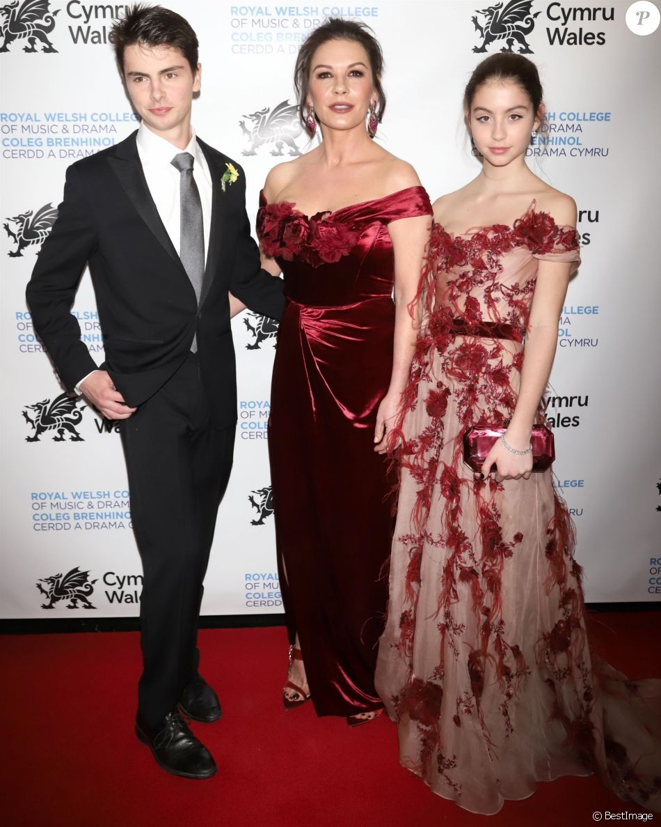 Catherine Zeta Jones avec ses enfants Dylan Michael Douglas et Carys