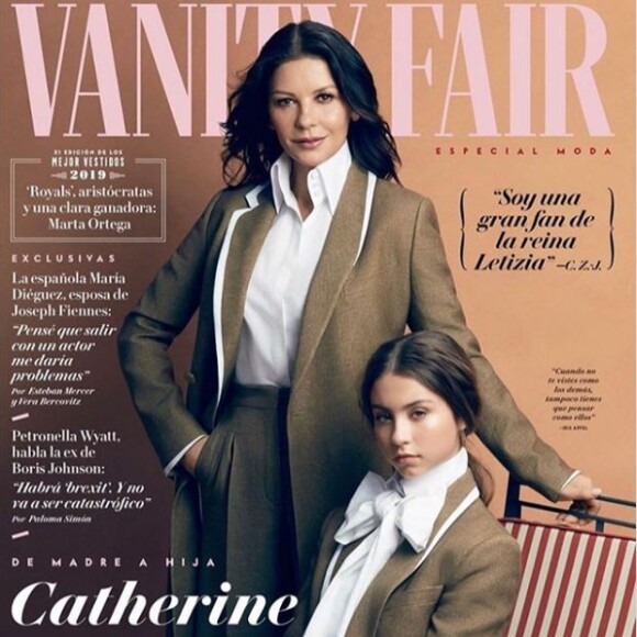 Catherine Zeta-Jones et sa fille Carys en couverture de vanity Fair espagne (Septembre 2019).