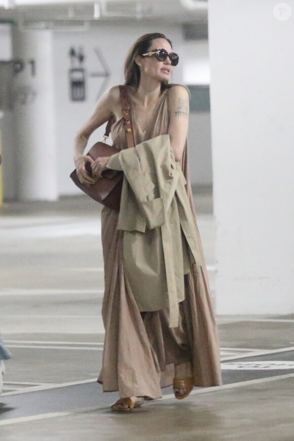 Angelina Jolie fait du shopping avec ses filles au centre commercial Century City à Los Angeles, le 23 juillet 2019.