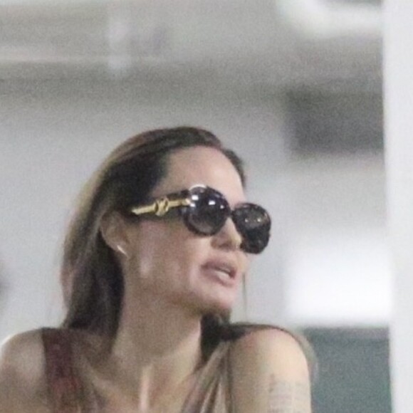 Angelina Jolie fait du shopping avec ses filles au centre commercial Century City à Los Angeles, le 23 juillet 2019.