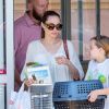 Exclusif - Angelina Jolie sort du magasin animalier PetSmart à Los Angeles accompagnée de sa fille Vivienne qui porte un petit lapin dans les bras. Le 17 juillet 2019.