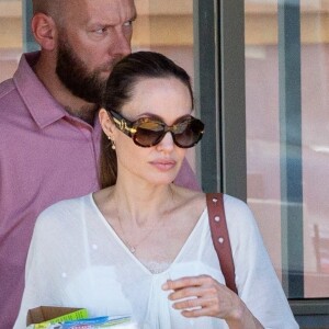Exclusif - Angelina Jolie sort du magasin animalier PetSmart à Los Angeles accompagnée de sa fille Vivienne qui porte un petit lapin dans les bras. Le 17 juillet 2019.