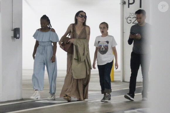Angelina Jolie fait du shopping avec ses filles Vivienne Jolie-Pitt et Sahara Jolie-Pitt au centre commercial Century City à Los Angeles, le 23 juillet 2019.