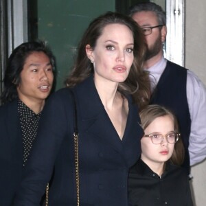 Angelina Jolie sort avec ses enfants Shiloh, Zahara, Maddox, Pax, Knox et Vivienne de l'hôtel Crosby à New York, le 25 février 2019.