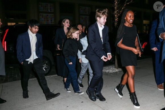 Angelina Jolie arrive avec ses enfants Shiloh, Zahara, Maddox, Pax, Knox et Vivienne à l'hôtel Crosby pour assister à la projection d'un film à New York, le 25 février 2019.