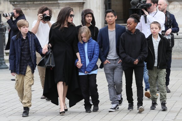 Angelina Jolie et ses enfants (Maddox, Zahara, Shiloh, Pax, Knox et Vivienne) quittent le musée du Louvre à Paris le 30 janvier 2018.