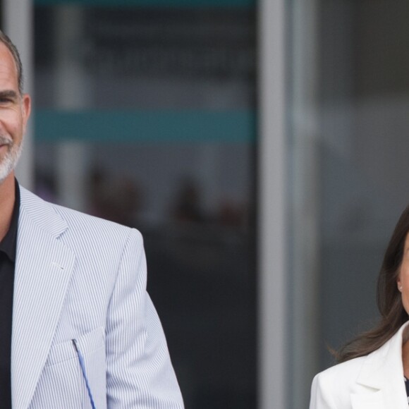 Le roi Felipe VI et la reine Letizia d'Espagne ont rendu visite au roi Juan Carlos Ier d'Espagne à l'hôpital Quiron près de Madrid le 25 août 2019, où il était en convalescence suite à son triple pontage coronoarien subi la veille.