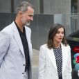 Le roi Felipe VI et la reine Letizia d'Espagne ont rendu visite au roi Juan Carlos Ier d'Espagne à l'hôpital Quiron près de Madrid le 25 août 2019, où il était en convalescence suite à son triple pontage coronarien la veille.