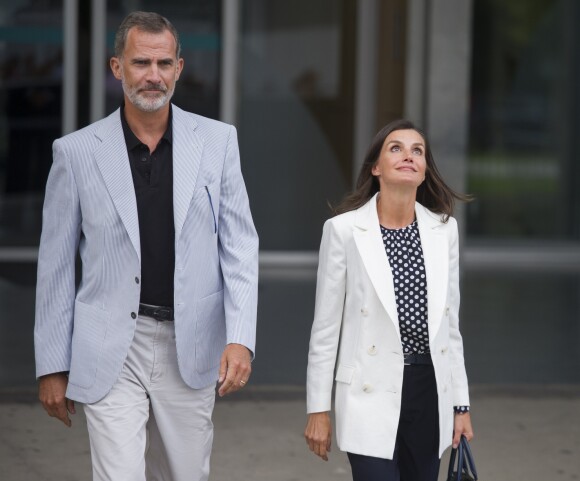 Le roi Felipe VI et la reine Letizia d'Espagne ont rendu visite au roi Juan Carlos Ier d'Espagne à l'hôpital Quiron près de Madrid le 25 août 2019, où il était en convalescence suite à son triple pontage coronoarien subi la veille.