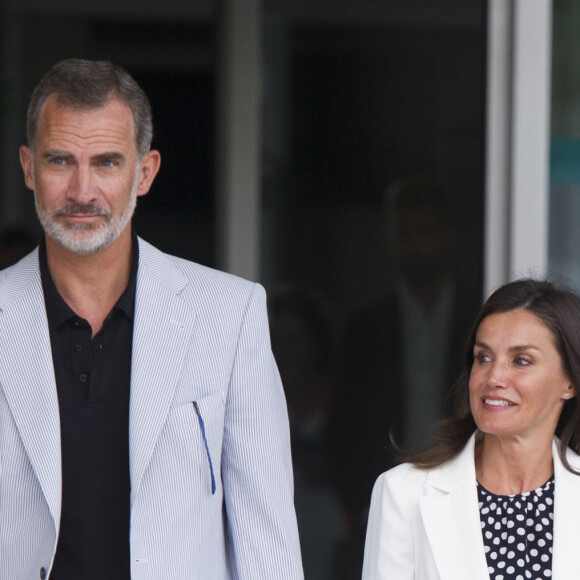 Le roi Felipe VI et la reine Letizia d'Espagne ont rendu visite au roi Juan Carlos Ier d'Espagne à l'hôpital Quiron près de Madrid le 25 août 2019, où il était en convalescence suite à son triple pontage coronoarien subi la veille.