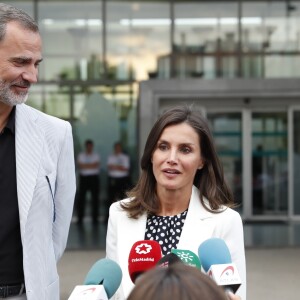 Le roi Felipe VI et la reine Letizia d'Espagne ont rendu visite au roi Juan Carlos Ier d'Espagne à l'hôpital Quiron près de Madrid le 25 août 2019, où il était en convalescence suite à son triple pontage coronarien la veille.