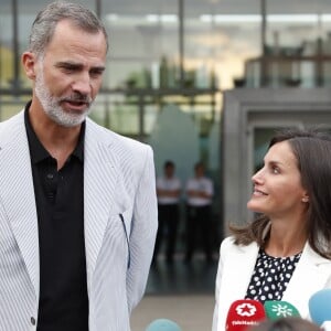 Le roi Felipe VI et la reine Letizia d'Espagne ont rendu visite au roi Juan Carlos Ier d'Espagne à l'hôpital Quiron près de Madrid le 25 août 2019, où il était en convalescence suite à son triple pontage coronarien la veille.