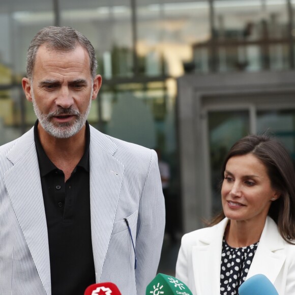 Le roi Felipe VI et la reine Letizia d'Espagne ont rendu visite au roi Juan Carlos Ier d'Espagne à l'hôpital Quiron près de Madrid le 25 août 2019, où il était en convalescence suite à son triple pontage coronarien la veille.