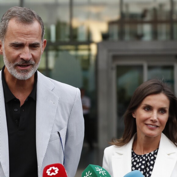 Le roi Felipe VI et la reine Letizia d'Espagne ont rendu visite au roi Juan Carlos Ier d'Espagne à l'hôpital Quiron près de Madrid le 25 août 2019, où il était en convalescence suite à son triple pontage coronarien la veille.