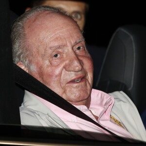 Le roi Juan Carlos Ier d'Espagne lors de son admission le 23 août 2019 à l'hôpital Quiron près de Madrid, pour y subir le lendemain un triple pontage coronarien.