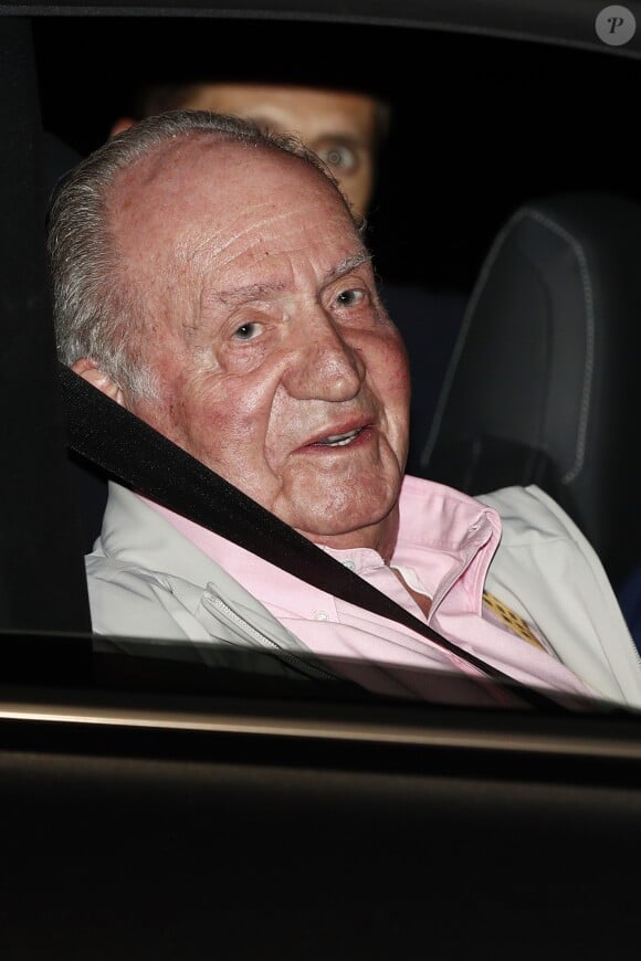 Le roi Juan Carlos Ier d'Espagne lors de son admission le 23 août 2019 à l'hôpital Quiron près de Madrid, pour y subir le lendemain un triple pontage coronarien.