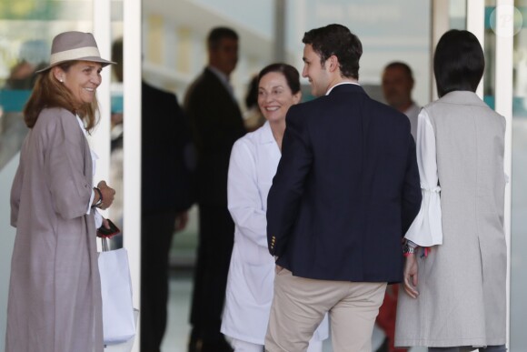 L'infante Elena d'Espagne et ses enfants Victoria Federica et Felipe Froilan ont rendu visite au roi Juan Carlos Ier d'Espagne à l'hôpital Quiron près de Madrid le 27 août 2019, où il était en convalescence suite à son triple pontage coronarien trois jours plus tôt.