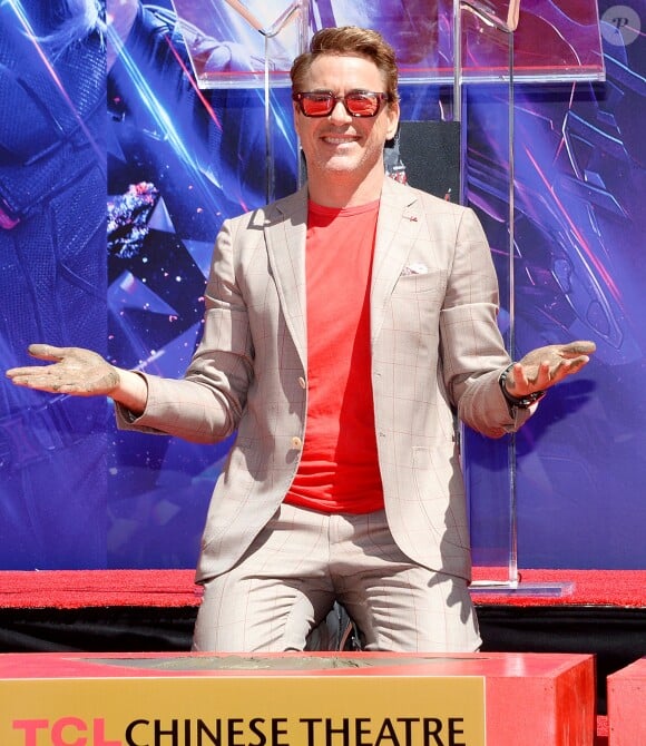 Robert Downey Jr. - Les membres de l'équipe de Marvel Studios "Avengers: Endgame" laissent leurs empreintes sur le ciment lors d'une cérémonie au Chinese Theatre à Hollywood, Los Angeles, le 23 avril 2019.
