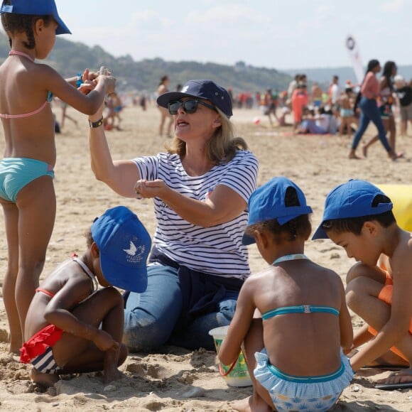 Exclusif - Valérie Trierweiler lors de la 40ème édition de la journée des oubliés des vacances organisée par le SPF (Secours Populaire Français), sur les plages de Deauville, France, le 21 août 2019. © Christophe Clovis/Bestimage