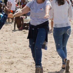 Exclusif - Valérie Trierweiler lors de la 40ème édition de la journée des oubliés des vacances organisée par le SPF (Secours Populaire Français), sur les plages de Deauville, France, le 21 août 2019. © Christophe Clovis/Bestimage