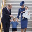 Le prince William et Catherine Kate Middleton, la duchesse de Cambridge arrivent à l'aéroport de Victoria avec leurs enfants le prince Georges et la princesse Charlotte, accueillis par le premier ministre Justin Trudeau et sa femme Sophie Grégoire Trudeau dans le cadre de leur visite officielle au Canada, le 24 septembre 2016.