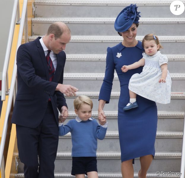 Le prince William et Catherine Kate Middleton, la duchesse de Cambridge arrivent à l'aéroport de Victoria avec leurs enfants le prince Georges et la princesse Charlotte, accueillis par le premier ministre Justin Trudeau et sa femme Sophie Grégoire Trudeau dans le cadre de leur visite officielle au Canada, le 24 septembre 2016.