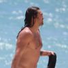 Exclusif - Jason Momoa se baigne sur une plage à Hawaï le 18 juin 2019.