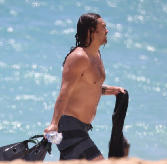 Exclusif - Jason Momoa se baigne sur une plage à Hawaï le 18 juin 2019.