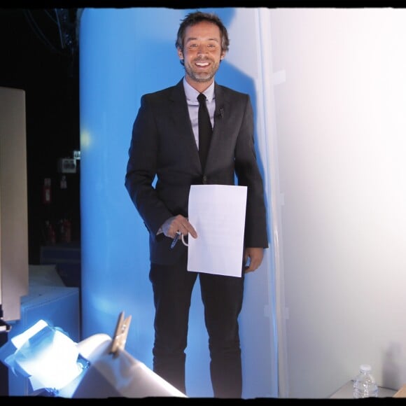 Yann Barthès rejoignant le plateau du "Grand Journal" où il présentait à l'époque "Le Petit Journal", le 9 mars 2010 à Paris.