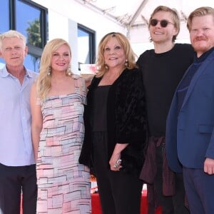 Kirsten Dunst avec son fiancé Jesse Plemons, sa mère Inez Rupprecht et son père Klaus Dunst, son frère Christian Dunst - Kirsten Dunst reçoit son étoile sur le Walk of Fame de Hollywood Boulevard à Los Angeles, le 29 août 2019.