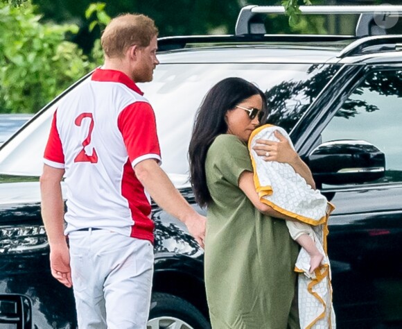 Le prince Harry, duc de Sussex, Meghan Markle, duchesse de Sussex, et leur fils Archie Mountbatten-Windsor lors d'un match de polo de bienfaisance à Wokinghan le 10 juillet 2019.