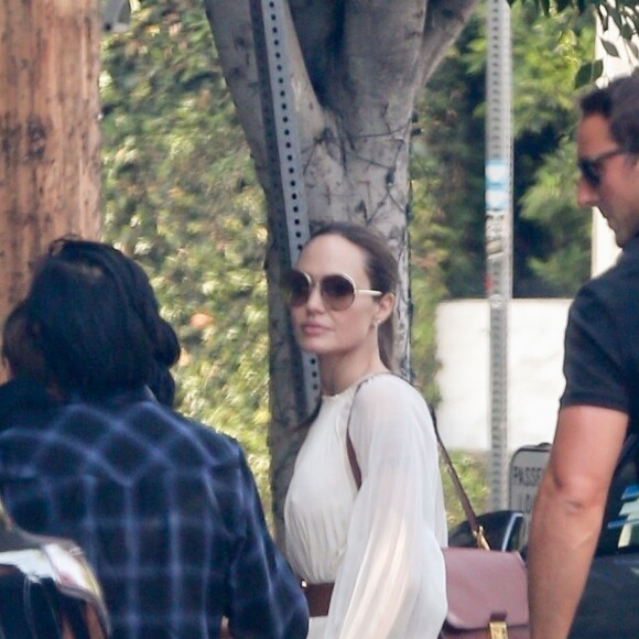 Angelina Jolie est allée déjeuner avec ses enfants Shiloh, Zahara et Pax Jolie-Pitt au restaurant Fig & Olive dans le quartier de West Hollywood à Los Angeles, le 2 septembre 2019.