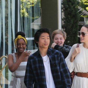 Angelina Jolie est allée déjeuner avec ses enfants Shiloh, Zahara et Pax Jolie-Pitt au restaurant Fig & Olive dans le quartier de West Hollywood à Los Angeles, le 2 septembre 2019.