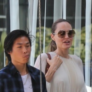 Angelina Jolie est allée déjeuner avec ses enfants Shiloh, Zahara et Pax Jolie-Pitt au restaurant Fig & Olive dans le quartier de West Hollywood à Los Angeles, le 2 septembre 2019.