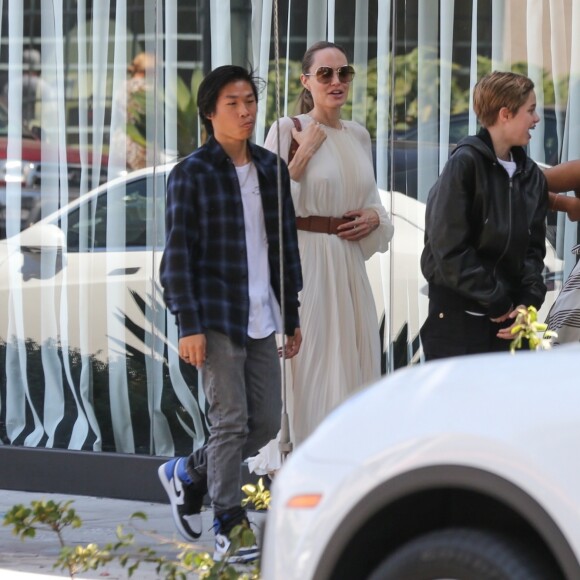 Angelina Jolie est allée déjeuner avec ses enfants Shiloh, Zahara et Pax Jolie-Pitt au restaurant Fig & Olive dans le quartier de West Hollywood à Los Angeles, le 2 septembre 2019.