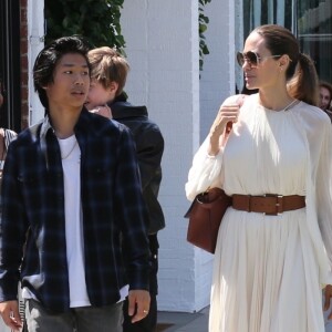 Angelina Jolie est allée déjeuner avec ses enfants Shiloh, Zahara et Pax Jolie-Pitt au restaurant Fig & Olive dans le quartier de West Hollywood à Los Angeles, le 2 septembre 2019.