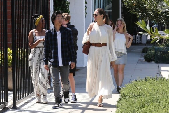Angelina Jolie est allée déjeuner avec ses enfants Shiloh, Zahara et Pax Jolie-Pitt au restaurant Fig & Olive dans le quartier de West Hollywood à Los Angeles, le 2 septembre 2019.