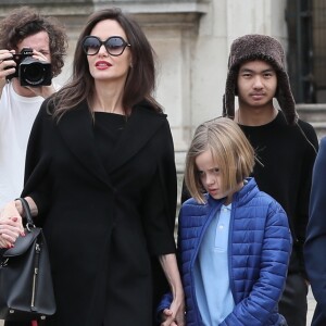 Angelina Jolie et ses enfants (Maddox, Zahara, Shiloh, Pax, Knox et Vivienne) quittent le musée du Louvre à Paris le 30 janvier 2018.