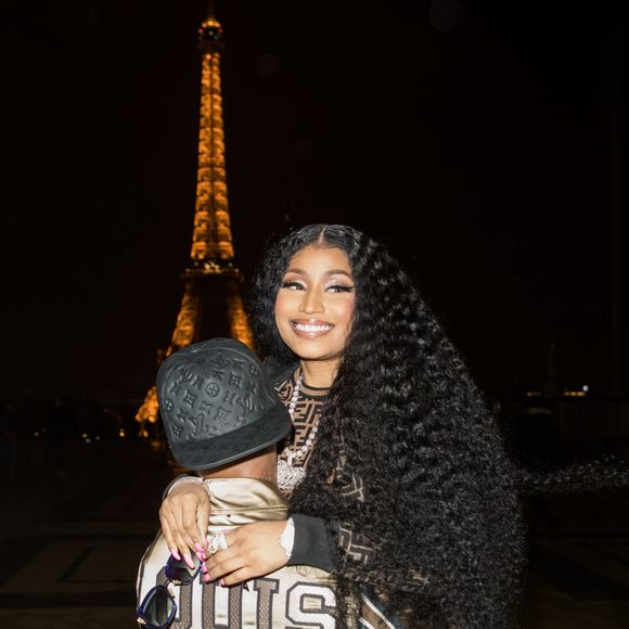 Exclusif - Prix spécial Nicki Minaj et son nouveau compagnon Kenneth "Zoo" Petty quittent l'hôtel Royal Monceau et vont poser en photo devant la tour Eiffel à Paris le 8 mars 2019.