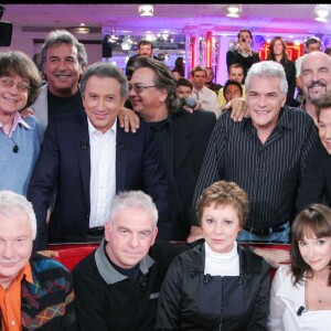 Dorothée entourée de Jacky, Ariane et Corbier ainsi que Pat Le Guen, Les Musclés et Cabu dans Vivement dimanche le 31 octobre 2007.