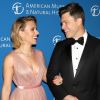 Scarlett Johansson et son compagnon Colin Jost au photocall de la soirée "2018 American Museum of Natural History Gala" à New York, le 15 novembre 2018.