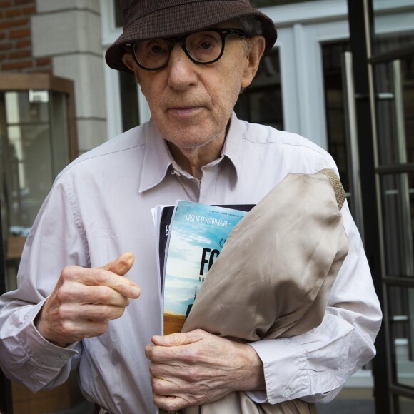 Exclusif - Woody Allen quitte son hôtel à Bruxelles en Belgiques avec sa femme Soon-Yi Previn lors de sa tournée européenne "Woody Allen & The Eddy Davis New Orleans Jazz Band " où il donnait un concert la veille au Bozar à Bruxelles. Belgique, Bruxelles, 23 juin 2019.