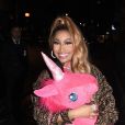 Nicki Minaj arrive à son hôtel après avoir fait la fête dans le club Opium avec une peluche licorne XXL dans les bras à Londres, le 11 mars 2019